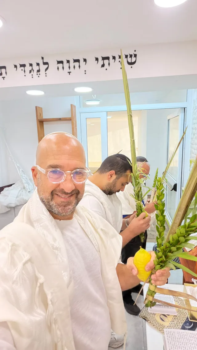 מתפלל מחייך עם לולב ואתרוג