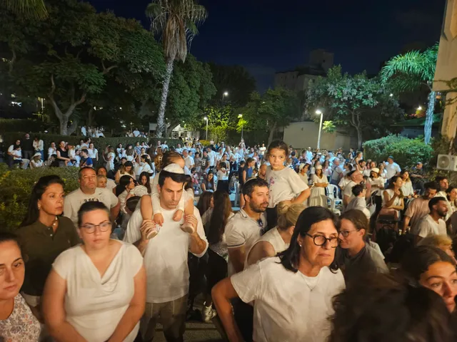 מתפללים בלבן בסוף יום כיפור