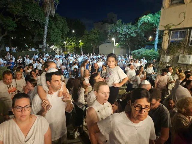 מתפללים צפופים בנעילה, ילדה על כתפי אביה