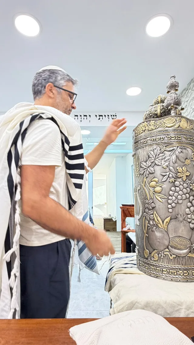 מתפלל ליד ספר התורה