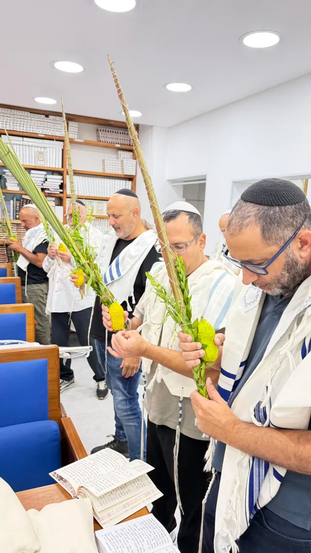 שורת מתפללים עם לולבים בהלל