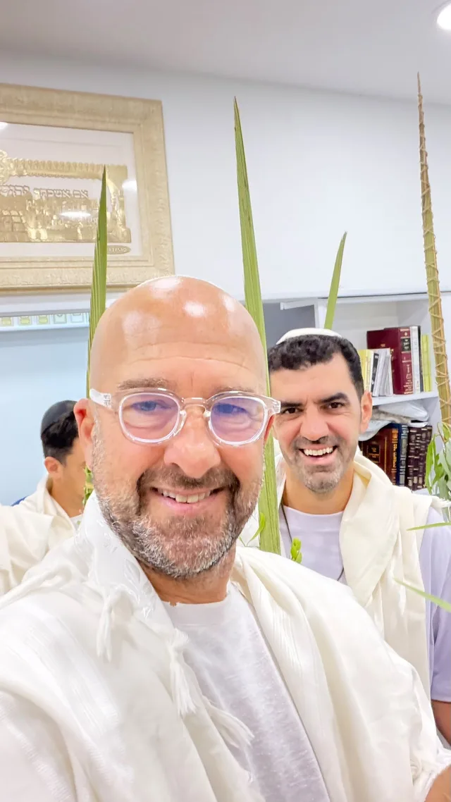מתפלל מחייך בטלית