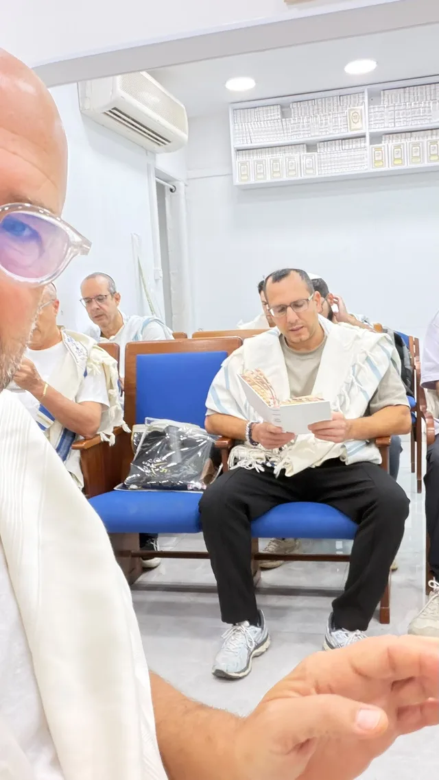 מתפללים יושבים בבית הכנסת