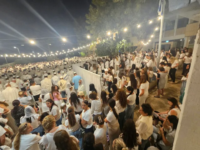 עזרת הנשים ליד המחיצה בתפילת נעילה