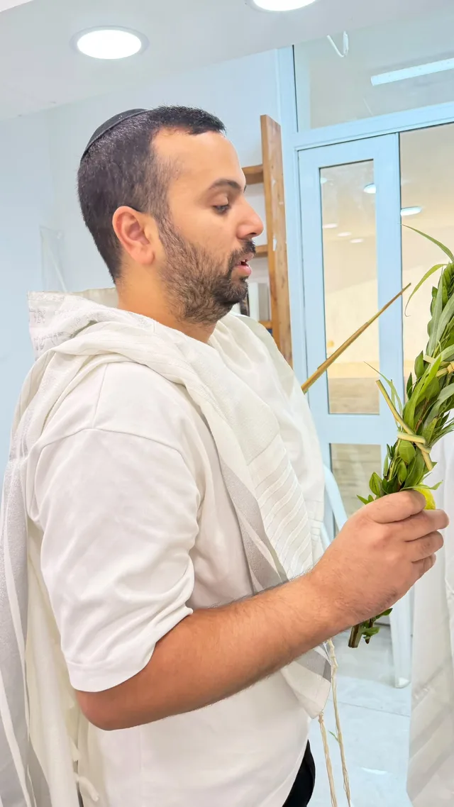 מתפלל עם לולב, בעיניים עצומות